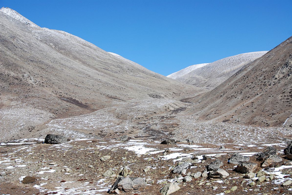 23 Valley junction To Kong Tso Above Drakpochen The north valley on the ridge above Drakpochen leads to Kong Tso, the east face of Shishapangma and to the village of Ngora.